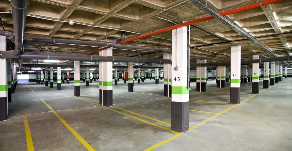 Parking subterraneo amplio y senalizado