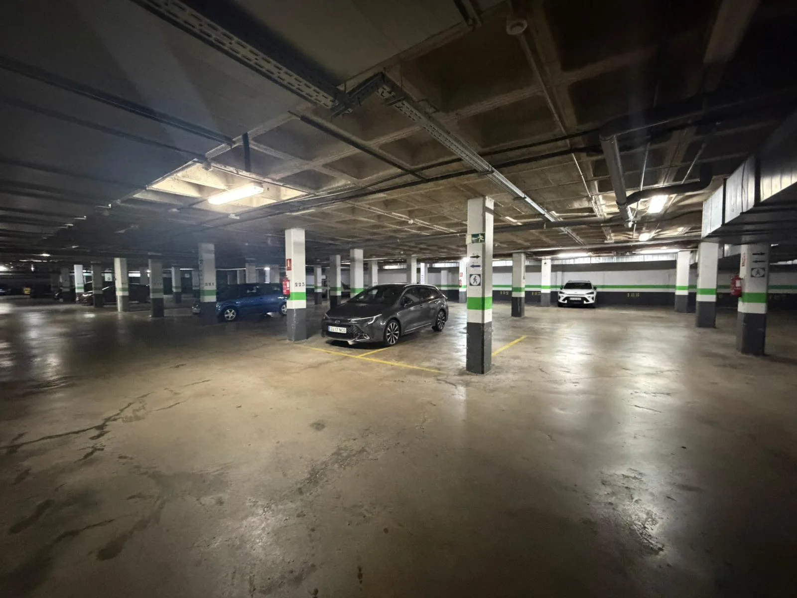 Interior parking con vehiculos estacionados