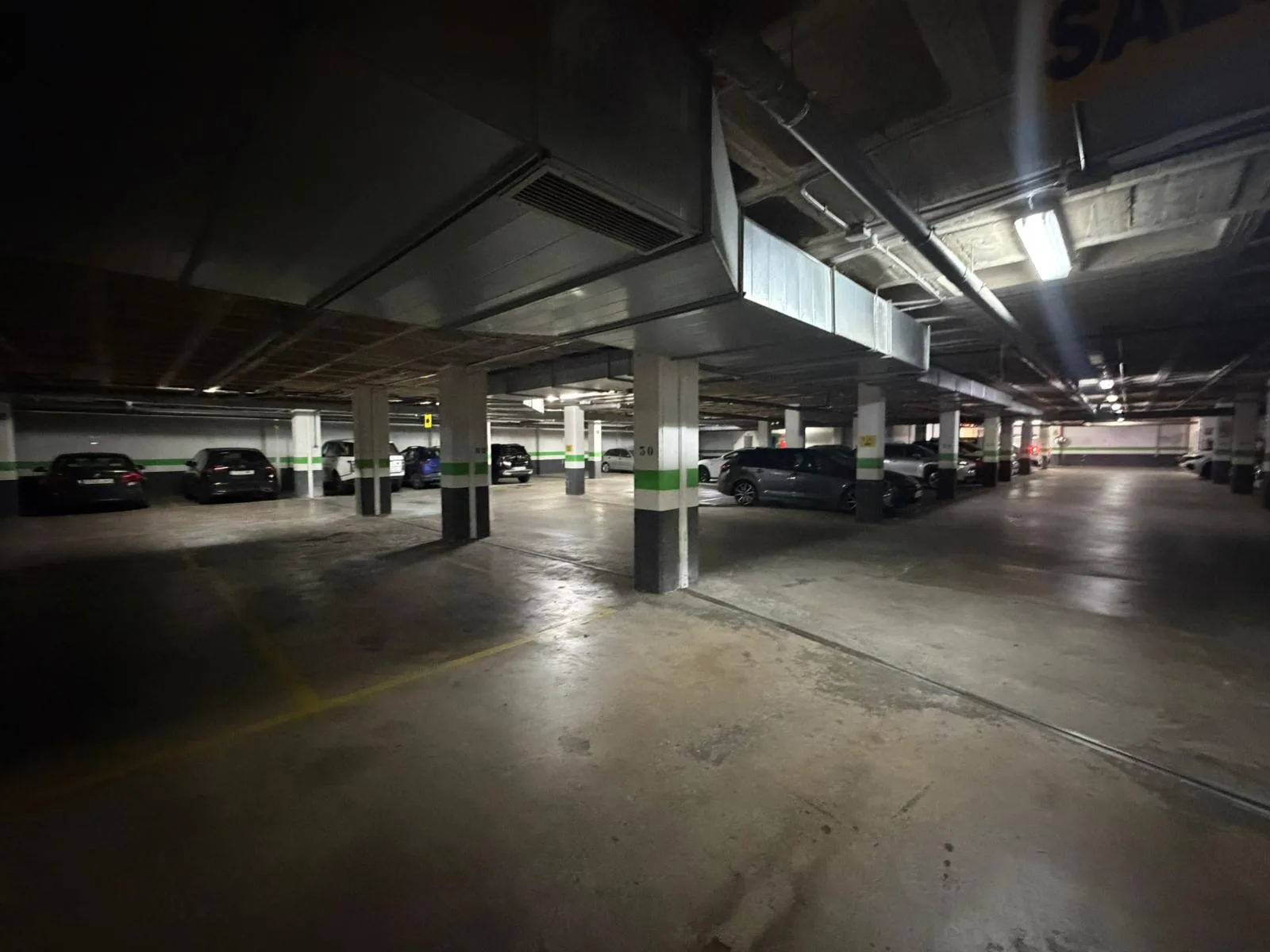 Zona estacionamiento con vigilancia CCTV
